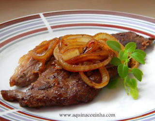 bife bovino acebolado